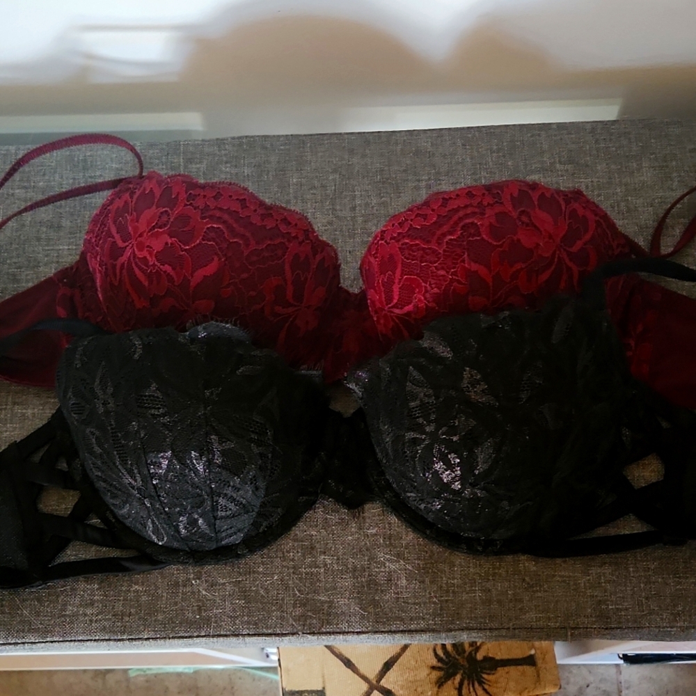 2 VICTORIA SECRET  BRA NWT